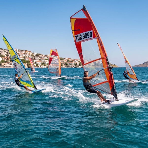 Alaçatı Rüzgar Sörfü (Windsurf) Ekipman Kiralama